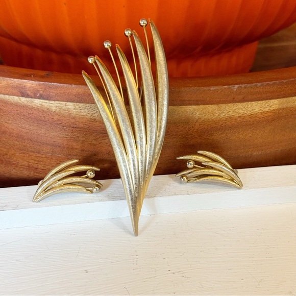 Vintage Brushed Gold Tone Fanned Leaf Brooch & Clip On Earrings Costume Set - Picture 1 of 14